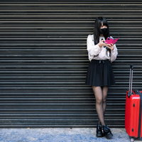 都会の繁華街でよく見かけるピンクのキャリーケースと地雷系女子の写真