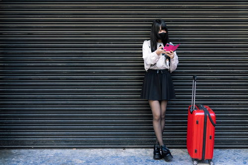 都会の繁華街でよく見かけるピンクのキャリーケースと地雷系女子