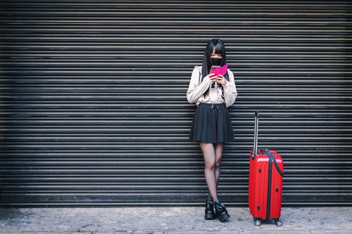 赤いキャリーケースと地雷系女子のトラベルコーディネート