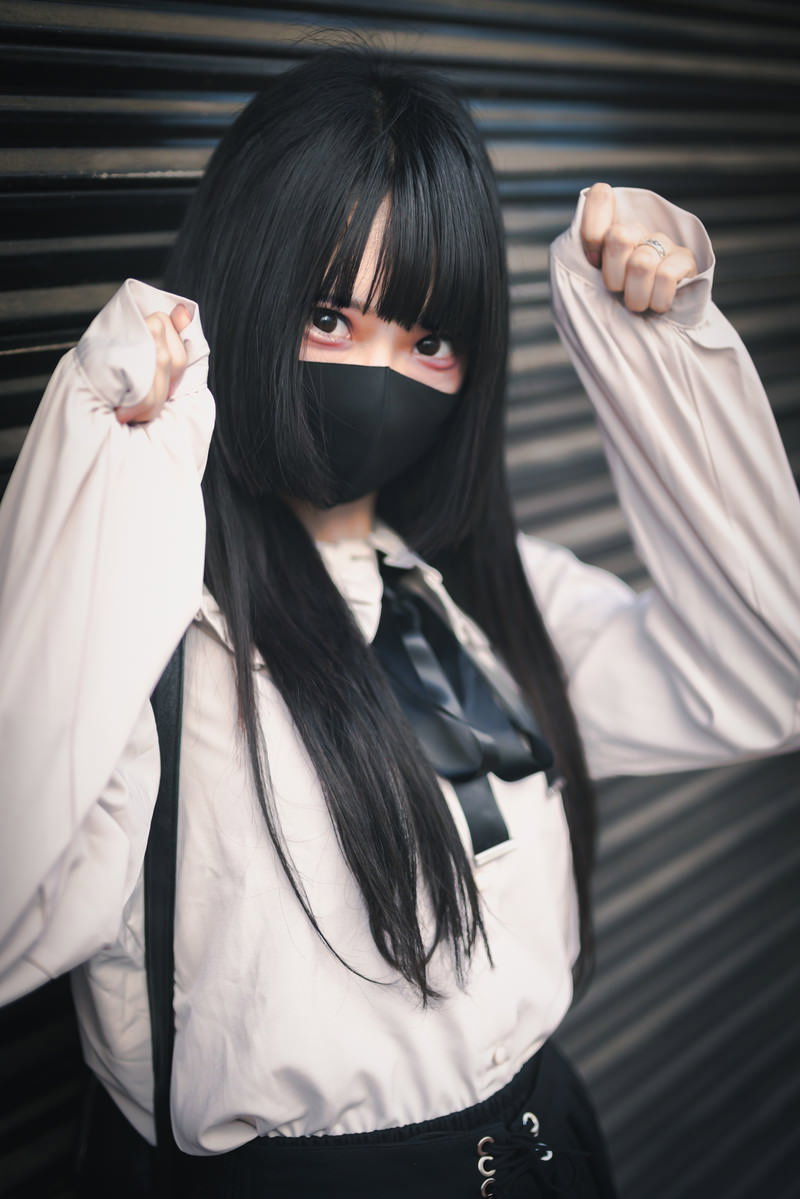 白いマスクを着用したぴえん系メイクの黒髪ロングヘアの女性［モデル：緋真煉］