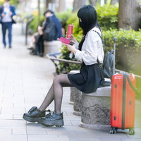 ピンモン片手に待ち合わせをする地雷系女性の写真