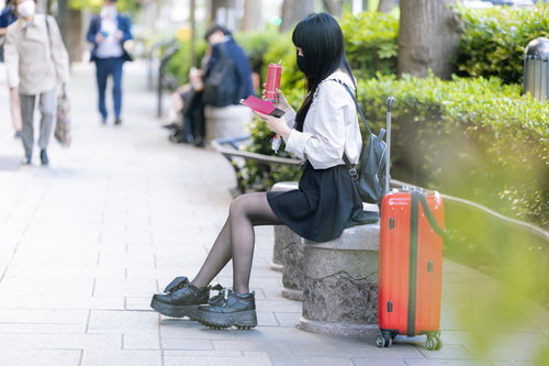 ピンモン片手に待ち合わせをする地雷系女性