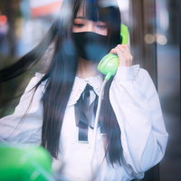 担当に連絡しても既読がつかないので公衆電話から鬼電する病みマスク女子の写真