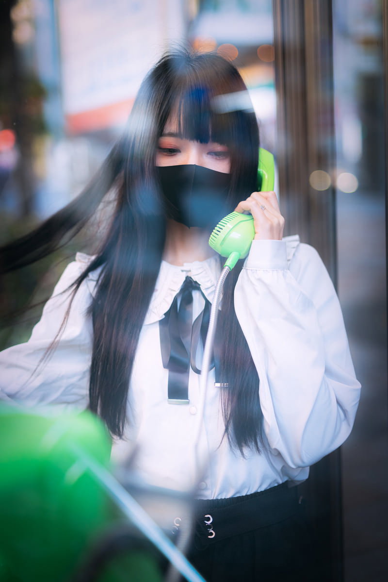 公衆電話で鬼電する黒マスクの病み系女子［モデル：緋真煉］