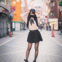 繁華街の真ん中で地雷系女子が後ろ姿を見せるの写真