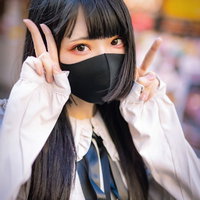 黒マスク姿でダブルピースする地雷系女子のポートレートの写真