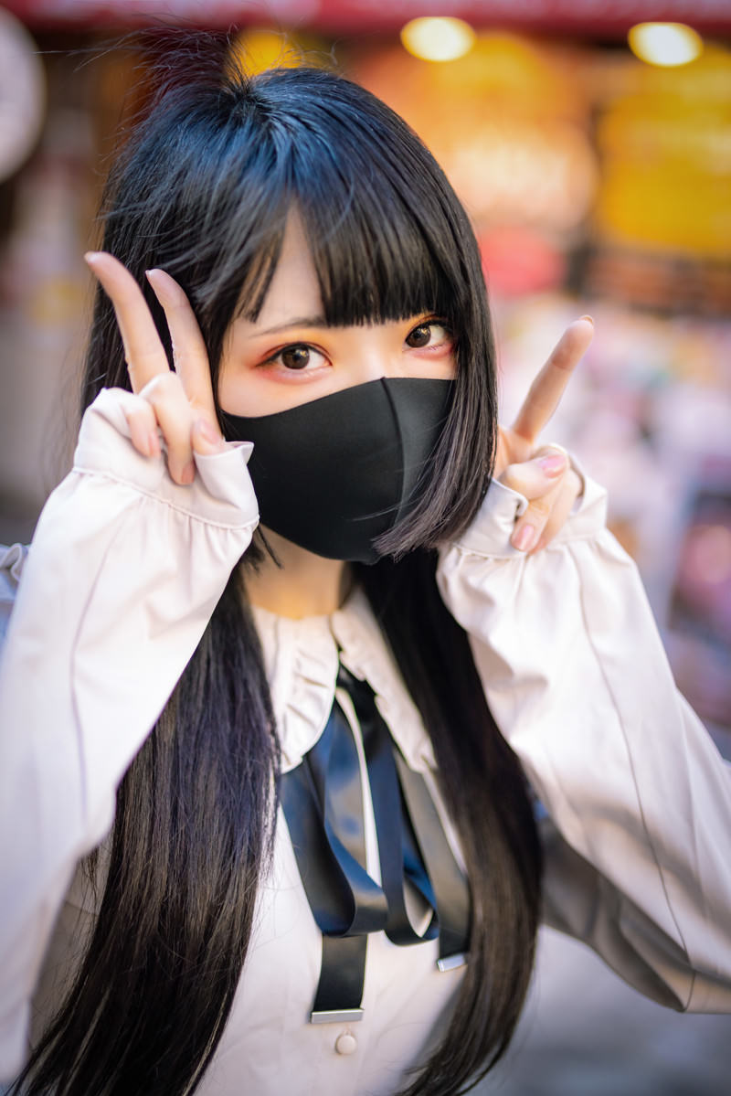黒マスクを着用してダブルピースをする地雷系女子［モデル：緋真煉］