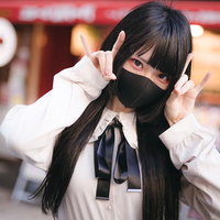 黒いマスクをした地雷系女子のコンコン 街中ポーズの写真