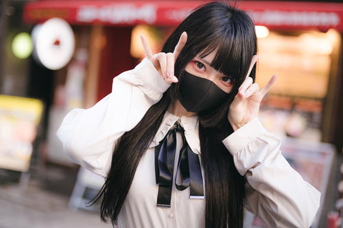 黒いマスクをした地雷系女子のコンコン 街中ポーズ