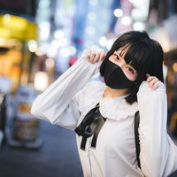 繁華街の飲み屋街を歩く地雷系女子のほろ酔い姿の写真