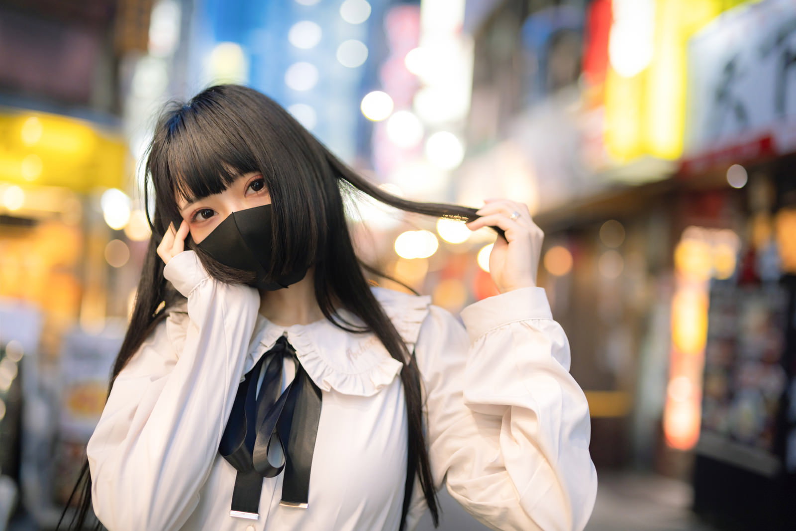 夜の街でマスクを着用しフードを被った黒髪の地雷系女子［モデル：緋真煉］
