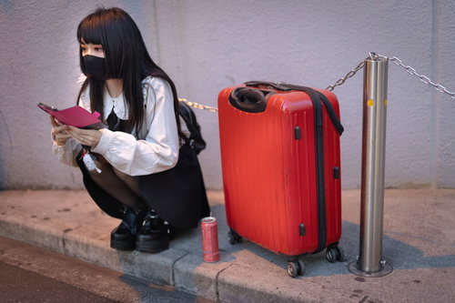 終電を逃して帰れない地雷系女子とキャリーケース