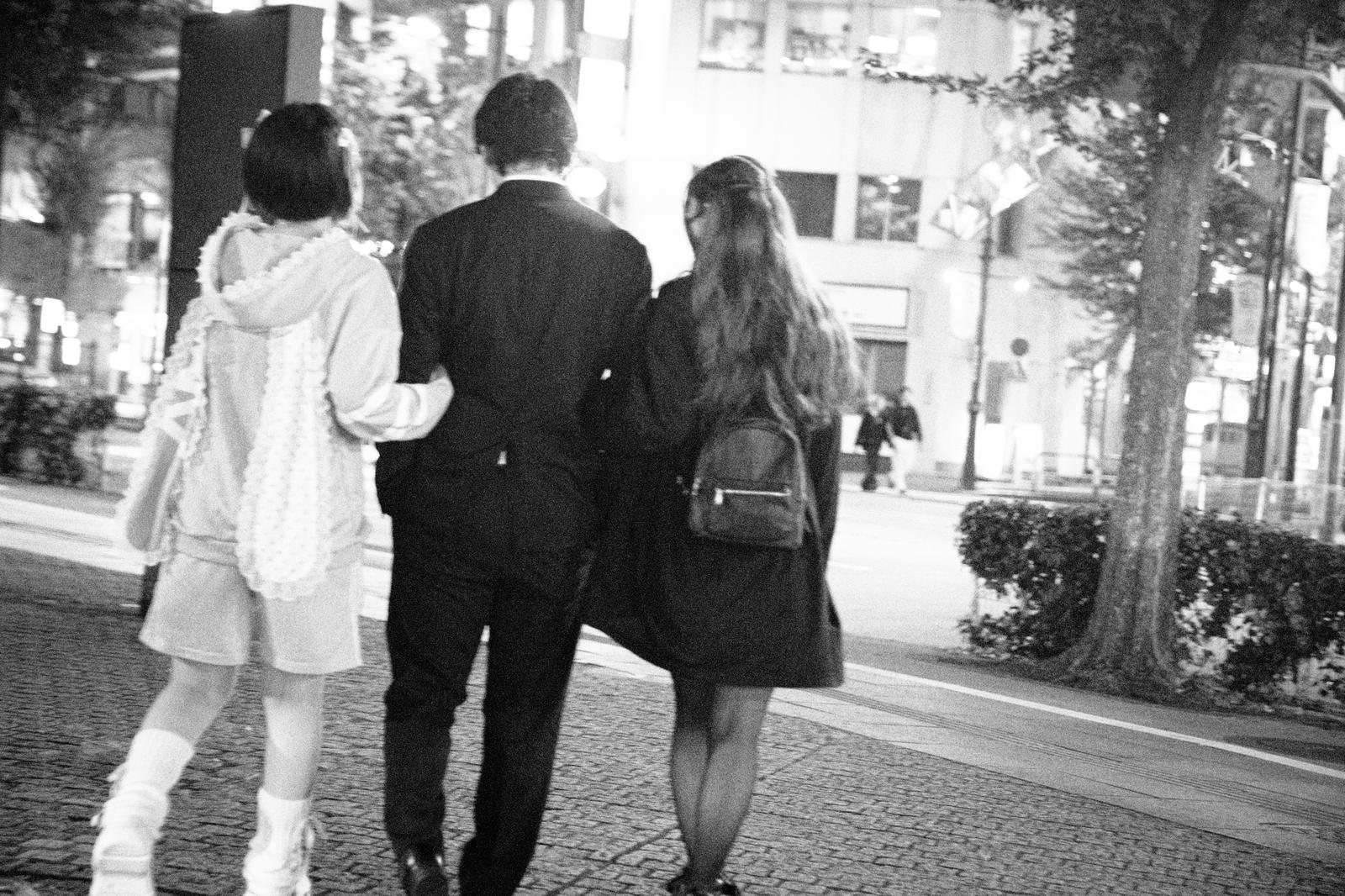 夜の街でダブルデートをする男性と女性2人の後ろ姿［モデル：大川竜弥 ラミエル 緋真煉］
