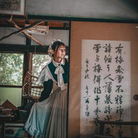 大家から家賃の妖精が来た、古い和室で不気味に立つエルフ姿の女性の写真