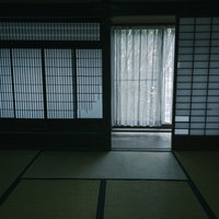 和風な引き戸を開けた先にある窓際のカーテンの写真