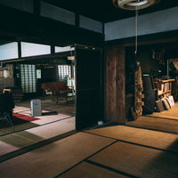 二間続きの古民家の畳の部屋、引き戸で仕切られた和室の写真