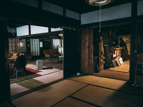 二間続きの古民家の畳の部屋、引き戸で仕切られた和室