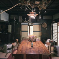 ドライフラワーが置かれた古民家の和風テーブルの写真