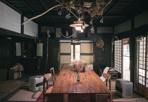 ドライフラワーが置かれた古民家の和風テーブル