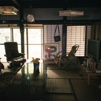 色々な種類の椅子が目立つ和風の古民家の部屋の写真