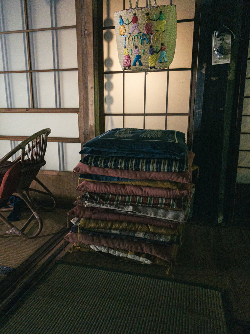 畳の上に積み重ねられた古い座布団