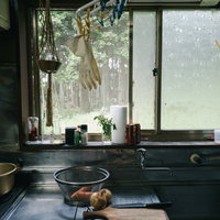 古民家の台所で野菜を切り調理を開始する様子の写真