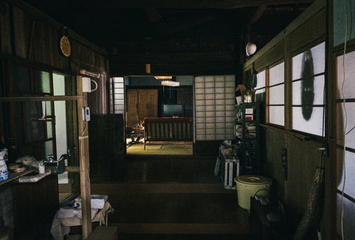 暗くて段差注意な古民家の廊下と和風建具・蛇口