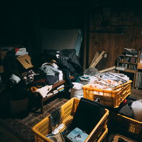 片付けられない物置と化した古民家の一室の写真