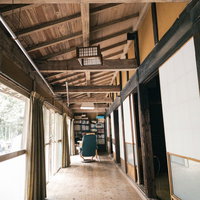 和風な廊下の先にあるこじんまりとした書斎の写真