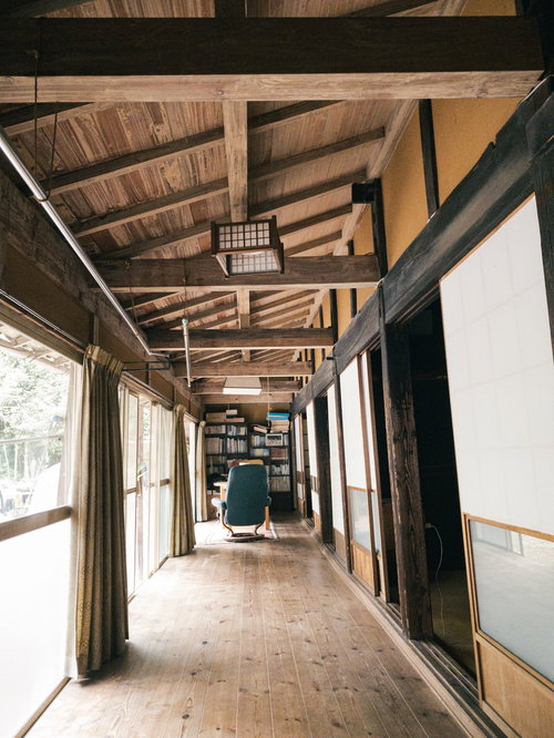 和風な廊下の先にあるこじんまりとした書斎