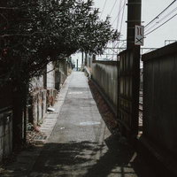 鉄道沿いの細い坂道（住宅街）の写真