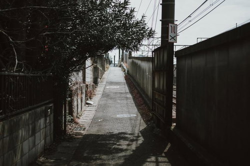 鉄道沿いの細い坂道（住宅街）