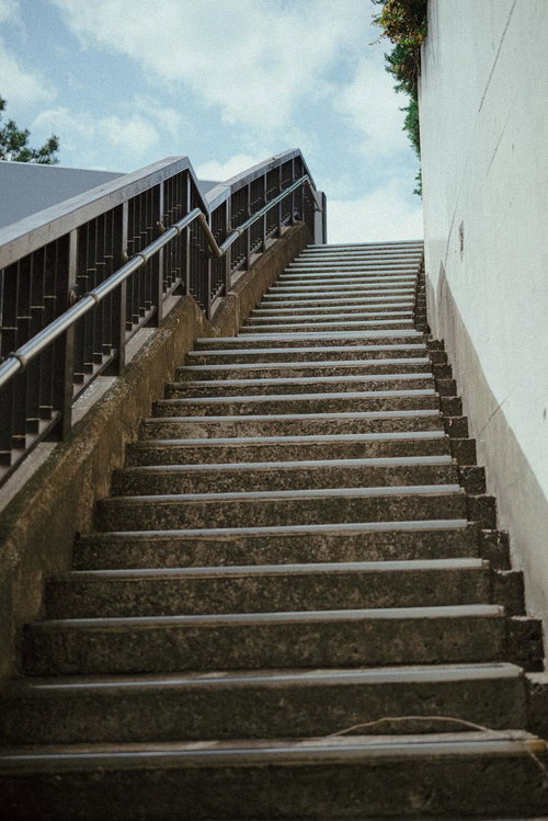 空へと続くように見える長い階段