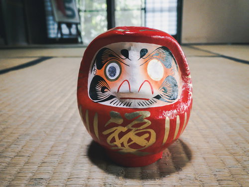 THE赤いだるま（片目）畳の上に置かれた伝統的な開運置物