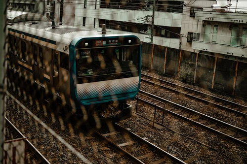 金網越しに見る都会の電車（総武線）