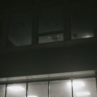 薄暗い夜間のオフィスの残業シーン 深夜の職場風景の写真
