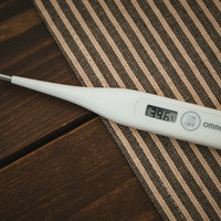 仮病に使える体温計と診断書の写真