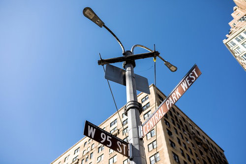 ニューヨークの青空に立つ指導標と街灯、高層ビル