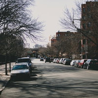 ニューヨークの住宅街に並ぶ路上駐車の車列の写真