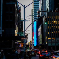 ニューヨークの夜間交通渋滞で並ぶブレーキランプの写真