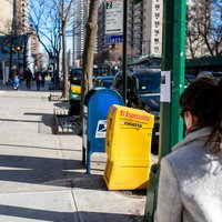 ニューヨークの街並みに伸びる歩道の影と建物の写真