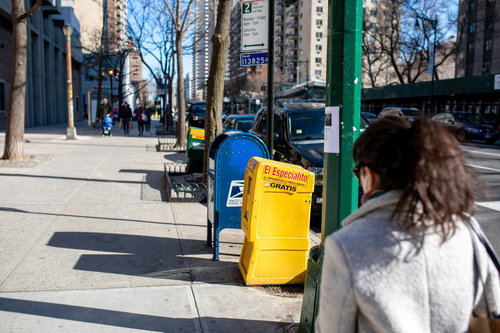 ニューヨークの街並みに伸びる歩道の影と建物