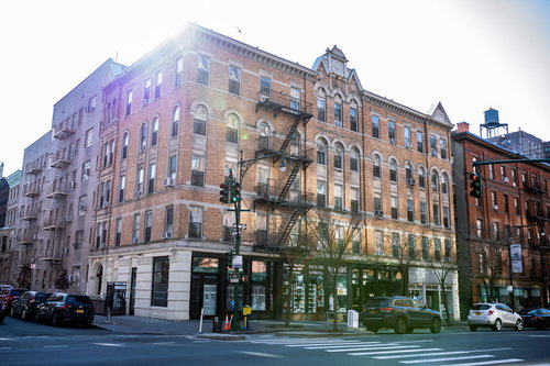 ニューヨークの街角に建つレンガ造りのアパートメント建物