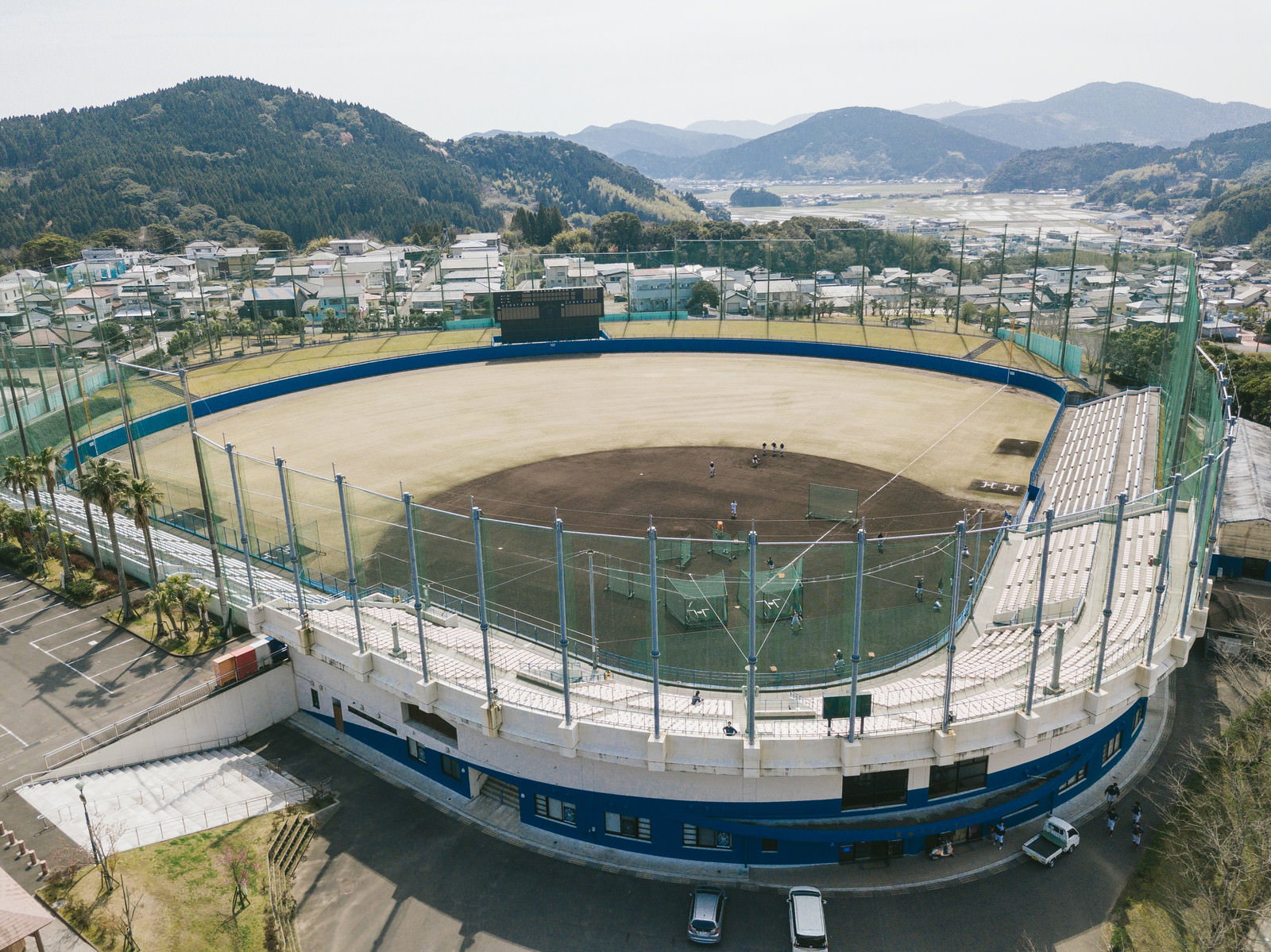 南郷スタジアムを空撮で捉えた全景写真