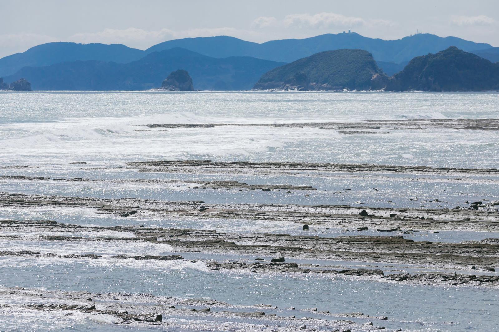 波状の縞模様が美しい鬼の洗濯岩の海岸風景