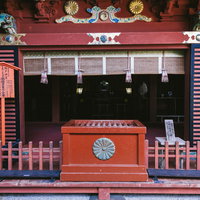 宮崎県日南市の鵜戸神宮御本殿前に置かれたお賽銭箱の写真