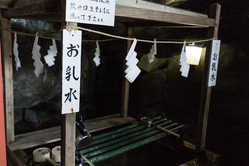 宮崎県日南市の鵜戸神宮にあるお乳水の湧き水飲み場