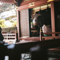 鵜戸神宮の朱色の御本殿から聞こえる笛の音の写真