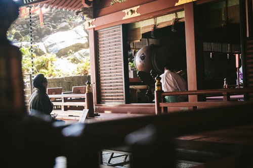 鵜戸神宮の朱色の御本殿から聞こえる笛の音