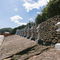 献燈された燈籠が並ぶ宮崎県日南市の鵜戸神宮の写真